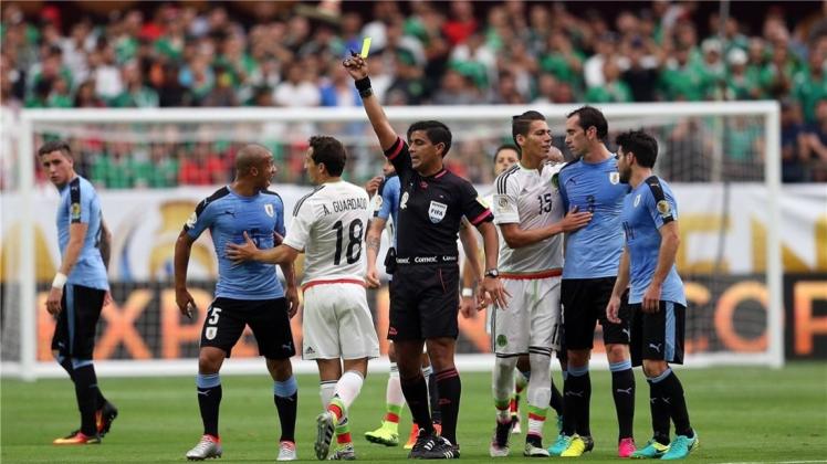 In der 72. Minute musste auch Mexikos Spielführer Andres Guardado mit gelb-rot vom Platz. In der 72. Minute musste auch Mexikos Spielführer Andres Guardado mit gelb-rot vom Platz.