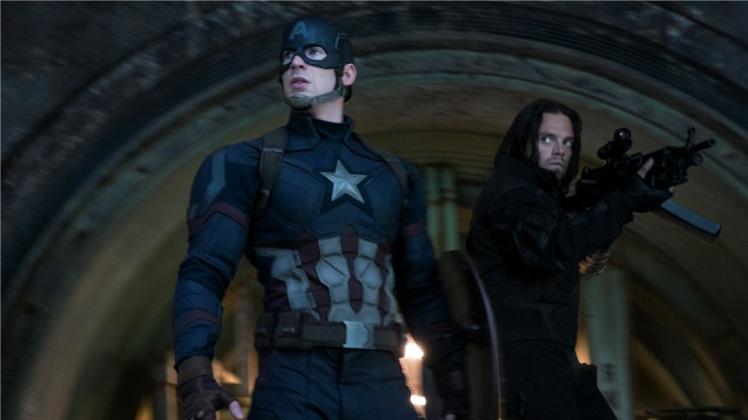 Captain America (Chris Evans) und der Winter Soldier (Sebastian Stan) kämpfen in „The First Avenger: Civil War“ gegen Iron Man (Robert Downey Jr.). Foto: Zade Rosenthal / Marvel 2016