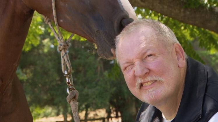 Der XXL-Ostriese Tamme Hanken, bekannt als Pferdeflüsterer und Knochenbrecher, ist gestorben. 