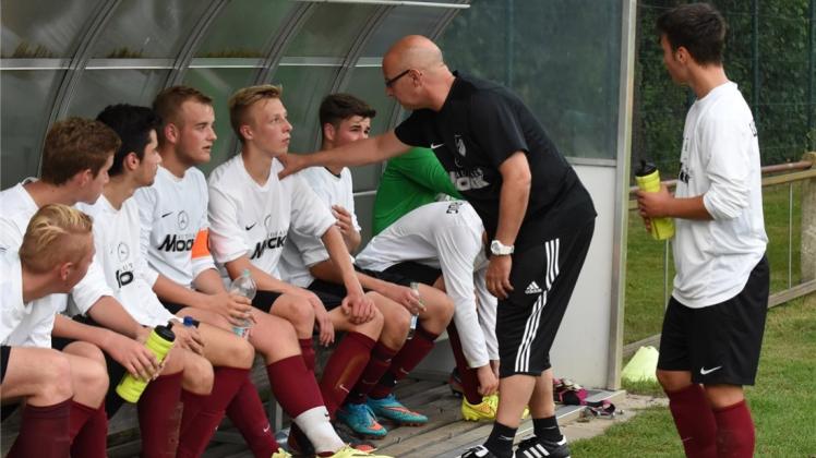 Niederlage: Trainer Ralf Faulhaber (Zweiter von rechts) und die A-Junioren des TuS Heidkrug verloren in Abbehausen mit 1:2. 