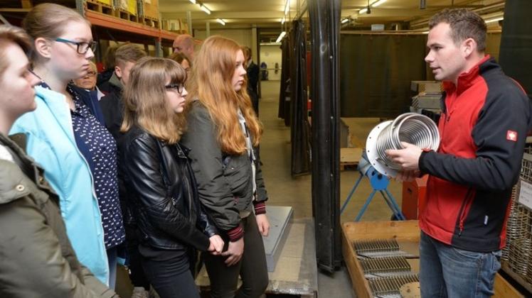 „Ohne diese Feder geht gar nichts“: Metallbaumeister Henning Scholz erklärt Schülern der Oberschule Hude, wie die Automaten der Urban GmbH &amp; Co. KG funktionieren. 