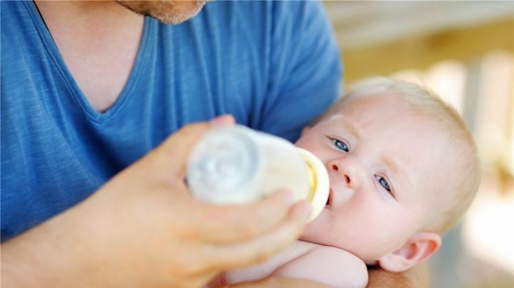 Anfangsmilch für Babys ist oft nicht frei von Schadstoffen. Das zeigt eine Untersuchung der Stiftung Warentest. 