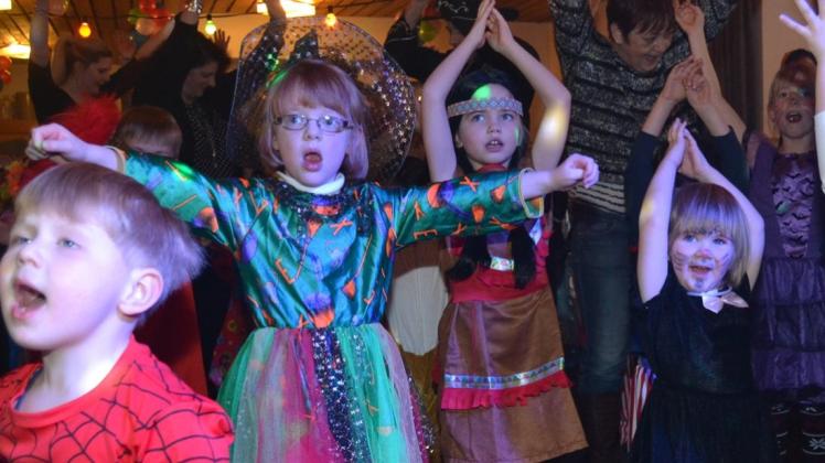 Beim Kinderkarneval in Hude wird begeistert mitgefeiert. 