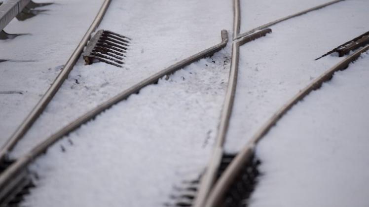 Schneetreiben auf der A28 in Niedersachsen. Auf einer Bahnstrecke in Ostfriesland stoppte Eis zwei IC-Züge. Symbolbild: dpa