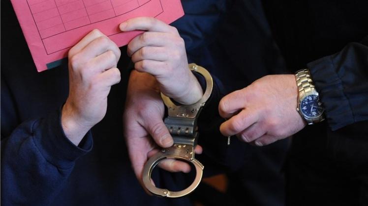 Ein 31-Jähriger muss für sieben Einbrüche in Delmenhorst ins Gefängnis. Der drogensüchtige Mann hatte die Taten gestanden. Symbolfoto: dpa Ein 31-Jähriger muss für sieben Einbrüche in Delmenhorst ins Gefängnis. Der drogensüchtige Mann hatte die Taten gestanden. Symbolfoto: dpa
