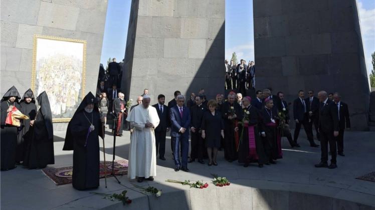 Ein Besuch mit Symbolkraft: Bei seiner Armenien-Reise besuchte Papst Franziskus (in weiß) das nationale Genozid-Mahnmal in der Hauptstadt Eriwan und legte einen Kranz nieder. Ein Besuch mit Symbolkraft: Bei seiner Armenien-Reise besuchte Papst Franziskus (in weiß) das nationale Genozid-Mahnmal in der Hauptstadt Eriwan und legte einen Kranz nieder.