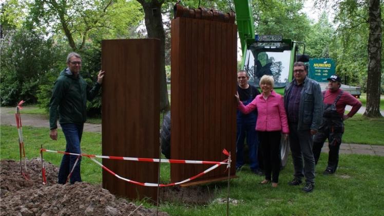 Künstler Gerhard Schengber (links) und Margret Poggemeier, Sprecherin des Initiativkreises Stolpersteine (dritte von links) freuen sich mit den Helfernr, dass die Skulptur einen guten Platz im Park bekommt. 