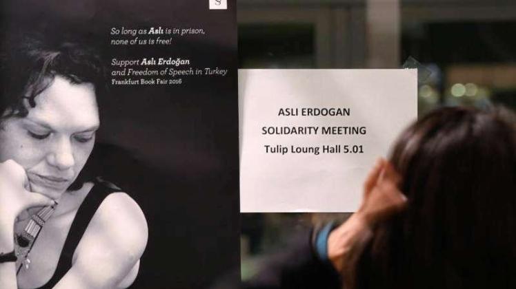 Oktober 2016: Auf der Buchmesse in Frankfurt am Main weist ein Plakat auf eine Solidaritätsveranstaltung für die inhaftierte Schriftstellerin Asli Erdogan hin. 