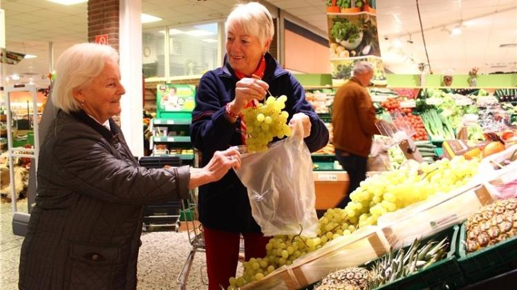 Hilfe beim Einkauf: Inge Hiller (83) mit Malteser-Helferin Jutta Riedel im Inkoop-Markt am Brendelweg.