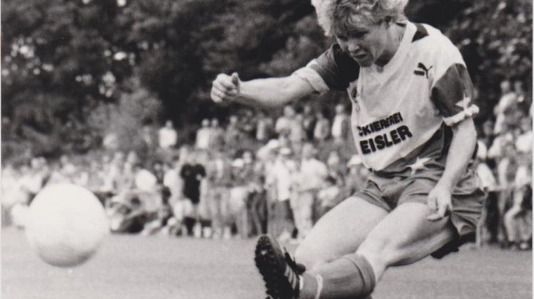 Lauf- und schussstark: Edeltraud Horstmann spielte 15 Jahre lang für die Fußballerinnen des TV Jahn. Highlight während der beachtlichen Karriere war das Gastspiel in der Bundesliga, das die Delmenhorsterinnen 1992/93 absolvierten. Fotos (2): Rolf Tobis
