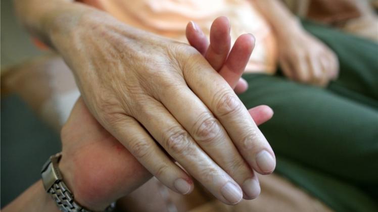 Die Zahl der Menschen, die im Pflegeheim sterben, steigt stetig an. Patientenschützer fordern für diese Menschen eine bessere finanzielle Unterstützung. 