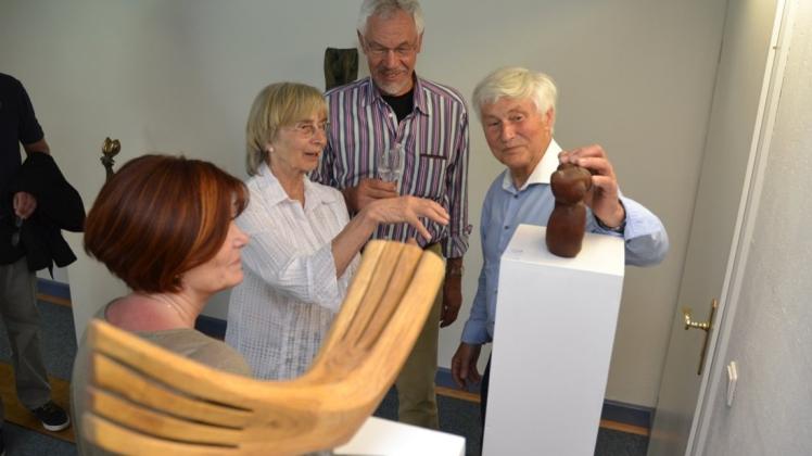 Bei der Vernissage der Ausstellung „Freiheit“ im Skulpturenhaus im Huder Klosterbezirk tauschte sich der Künstler Wolf E. Schultz mit den Besuchern aus. 