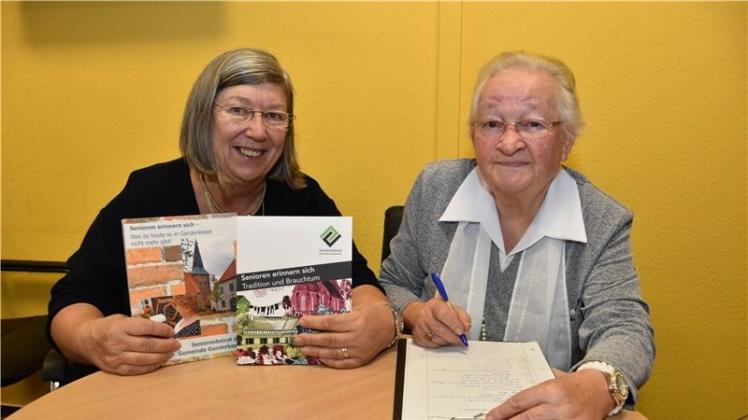 Erika Lisson und Waltraut Holldorf (v.l.) werben für das Buchprojekt des Seniorenbeirats Ganderkesee. 