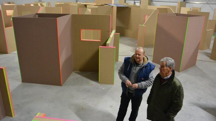 Betreiber Konstantin Roispich (links) und Investor Andreas Mäcken begutachten die Arena an der Syker Straße. Voraussichtlich ab 15. März soll hier Lasertag gespielt werden. Betreiber Konstantin Roispich (links) und Investor Andreas Mäcken begutachten die Arena an der Syker Straße. Voraussichtlich ab 15. März soll hier Lasertag gespielt werden.