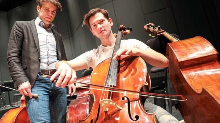 Bereit für das Osnabrücker Neujahrskonzert: Cellist Leonard Rees (rechts) und Generalmusikdirektor Andreas Hotz. 