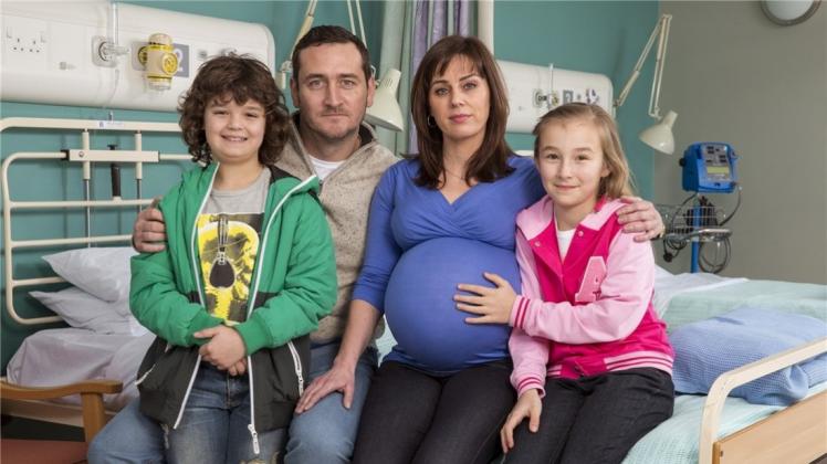 Diane hatte nicht mehr mit einer Schwangerschaft gerechnet: (von links) Sam (Lewis Hardaker) Mann Rick (Will Mellor), Diane (Jill Halfpenny) und Ellie (Lily Mae Mellor Pickering). 