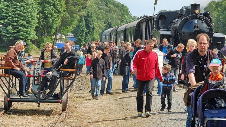 Ob von Muskelkraft in der Draisine oder von der Dampfmaschine der Lok angetrieben: Auf dem Bahnhof in Harpstedt drehen sich am Sonntag, 11. September, zum Fest „40 Jahre Delmenhorst-Harpstedter Eisenbahnfreunde“ die Räder. 