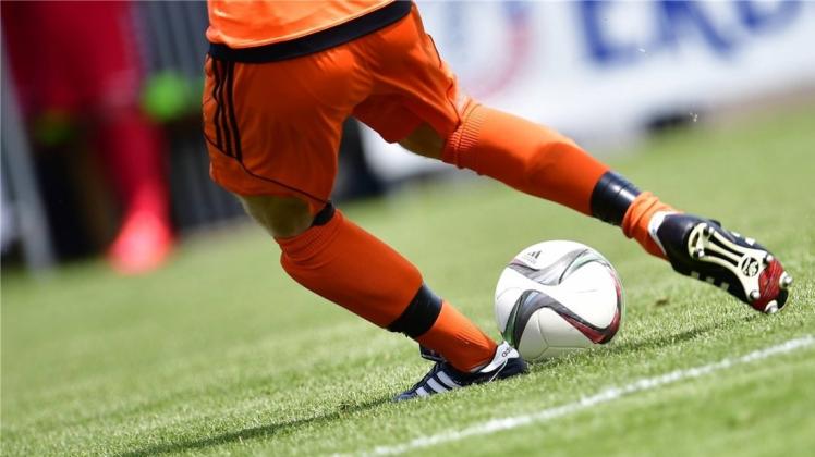 Ein Amateur-Fußballer aus Duisburg ist nach einem Sturz bei einem Spiel in der Kreisliga A seinen schweren Kopfverletzungen erlegen. Ein Amateur-Fußballer aus Duisburg ist nach einem Sturz bei einem Spiel in der Kreisliga A seinen schweren Kopfverletzungen erlegen.