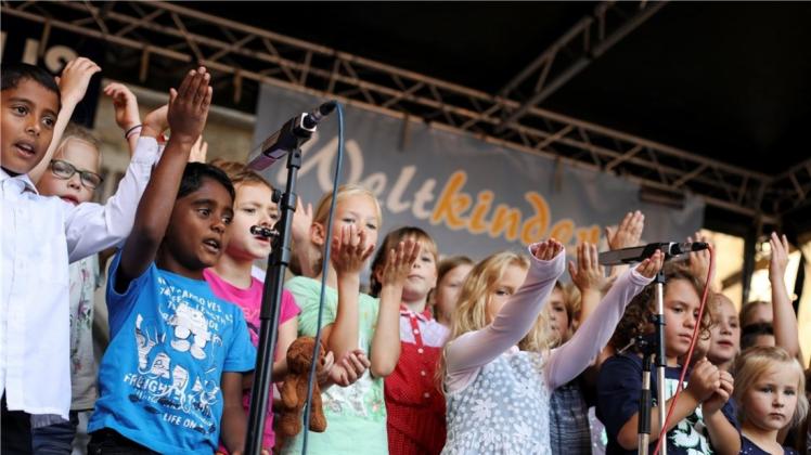 „Daumen hoch!“: 
              
              Die Mollmäuse aus Tecklenburg legten gemeinsam mit ihren Osnabrücker Freunden beim Weltkindertag am Rathausplatz einen schmissigen Chor-Auftritt pro Integration und Toleranz hin. 