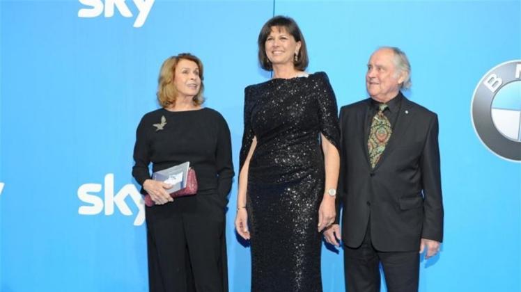 Die Schauspielerin Senta Berger (l), ihr Mann, der Regisseur Michael Verhoeven, und Ilse Aigner kommen zur Verleihung des Bayerischen Fernsehpreises. 