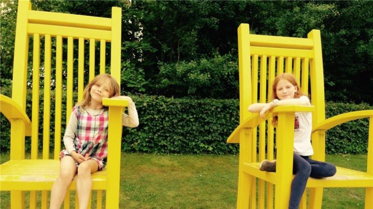Die großen gelben Stühle sind ein Hingucker im Bad Essener Familienpark. Und nicht nur Kinder nehmen dort gern Platz... 