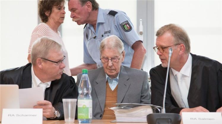 Das Landgericht Detmold hat den früheren SS-Wachmann im Konzentrationslager Auschwitz, Reinhold Hanning, zu fünf Jahren Haft verurteilt. 