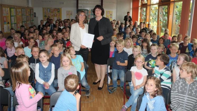 Eine Ära geht in Venhaus zu Ende: Schulleiterin Elisabeth Metzkowitz (links) hat über 39 Jahre das Gesicht der Grundschule St. Vitus geprägt. Regierungsschuldirektorin Maria Duisen verabschiedete sei offiziell. Eine Ära geht in Venhaus zu Ende: Schulleiterin Elisabeth Metzkowitz (links) hat über 39 Jahre das Gesicht der Grundschule St. Vitus geprägt. Regierungsschuldirektorin Maria Duisen verabschiedete sei offiziell.