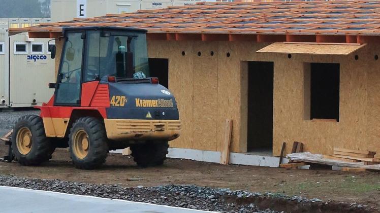Schlichte Flüchtlingshäuser können in Holzrahmenbauweise schnell errichtet werden. Symbolfoto: dpa