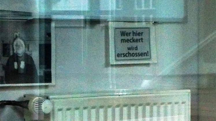 In Bielefeld herrscht Empörung über ein Plakat mit der Aufschrift „Wer hier meckert, wird erschossen!“, das in der Zentralen Ausländerbehörde aufgehängt wurde. 