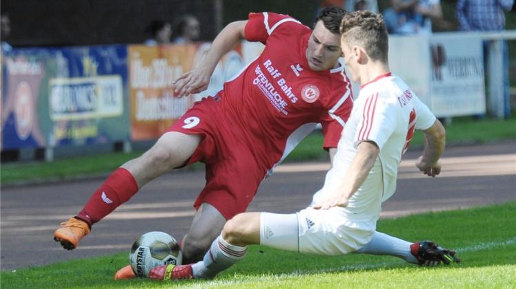 Auch er spielt für den TSV Oldenburg: Der aus Wildeshausen stammende Liridon Stublla (rechts), der in dieser Hinspiel-Szene VfL-Kicker Andreas Kari abgrätscht. 