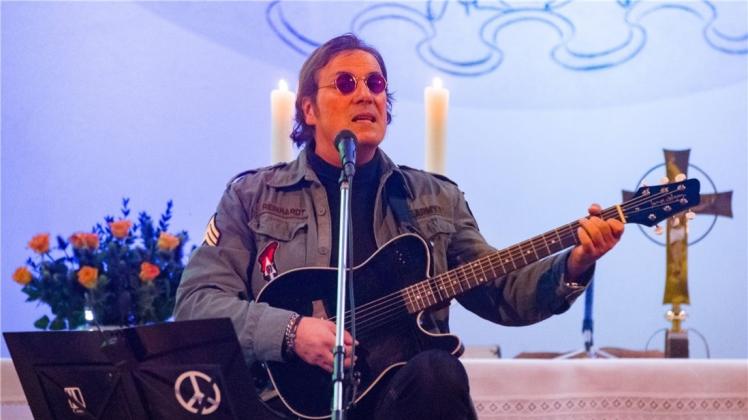 Unter dem Motto „Love and Peace: John Lennon, seine Lieder und die Religion“ ist der Osnabrücker Johnny Silver in der Apostel-Kirche in Düsternort aufgetreten. 