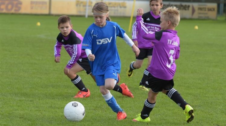 Vorteil Ganderkesee: Diese junge Fußballerin des TSV setzte sich im Vorjahr gegen drei Spieler des TV Jahn durch. 