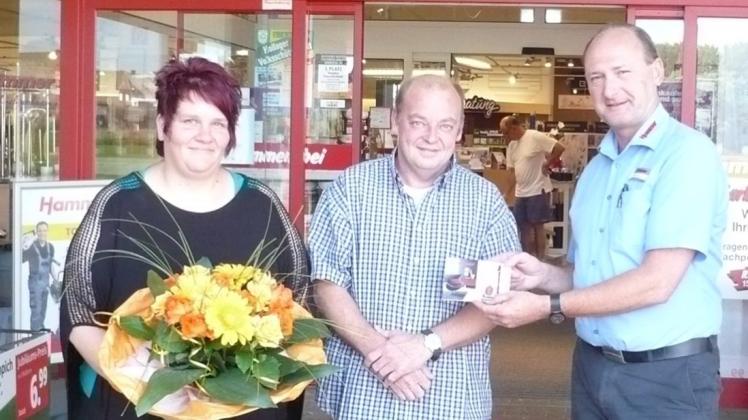 Das Ehepaar Olbrich aus Rieste freut sich über einen 1000-Euro-Gutschein, den Hammer-Marktleiter Uwe Rosemann übergibt. 
