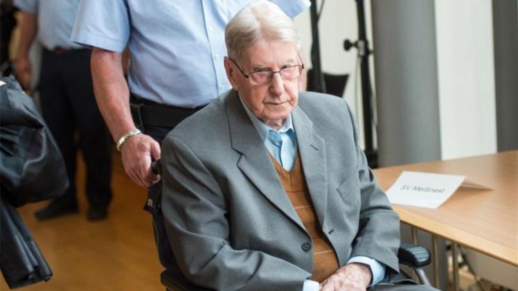 Der Angeklagte Reinhold Hanning wird zu seinem Platz auf der Anklagebank geschoben. Dem 94-Jährigen wird Beihilfe zum Mord in mindestens 100 000 Fällen vorgeworfen. 