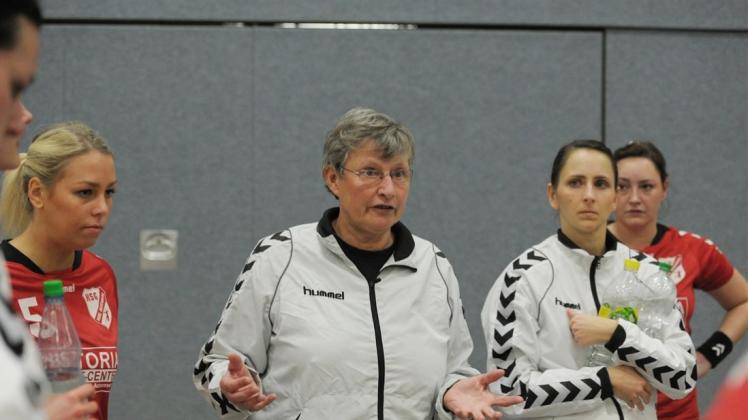 Kassierte mit ihrer Mannschaft eine überraschende Niederlage: Inge Breithaupt (Mitte), Trainerin von der HSG Hude/Falkenburg II. 
