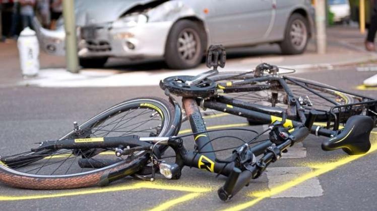 Ein 58-jähriger Radfahrer ist am Mittwoch bei einem Verkehrsunfall leicht verletzt worden. Symboldbild: dpa