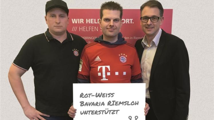 Die Scheckübergabe mit (von links) Rot-Weiß-Verantwortlichen Benjamin Abing, Jens-Christian Pots und Marco Fiebich (1. Vorsitzender Glückbringer e.V.). 