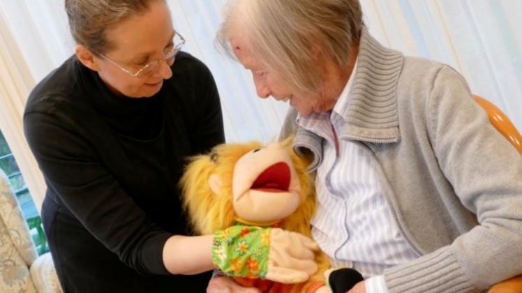 Mithilfe der Puppe Julchen gelingt es Sabine Meyer, Zugang zu Bewohnerinnen des Hauses Dorette, die an Demenz erkrankt sind, herzustellen. 