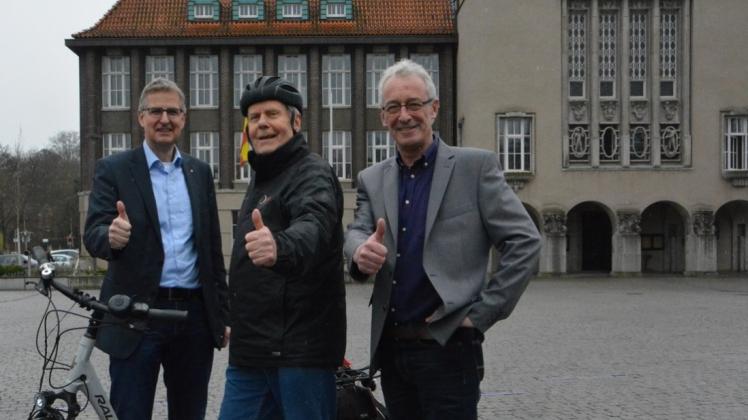 Sie wollen am 27. Mai viele Radfahrbegeisterte auf den Rathausplatz locken: (von links) Frank Dallmann (Delmenhorster Kreisblatt), Gunter David (ADFC) und Oberbürgermeister Axel Jahnz. 