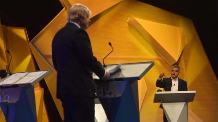 Während der Debatte in der Wembley-Arena kritisierte Londons Bürgermeister (r) seinen Vorgänger scharf. Foto: Jeff Overs/BBC Während der Debatte in der Wembley-Arena kritisierte Londons Bürgermeister (r) seinen Vorgänger scharf. Foto: Jeff Overs/BBC