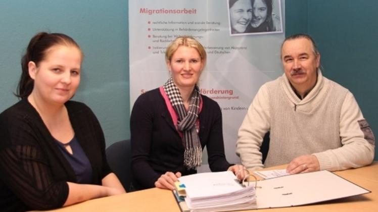 Ziedonis Stutins (rechts) ist neu im Team des SKM Emsland-Mitte für die Flüchtlingssozialarbeit, von links seine Kolleginnen Alicja Lewczuk und Nicole Jager. 
