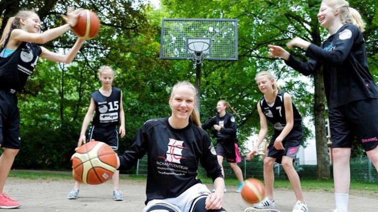 Immer mit Spaß dabei: Basketballerin Maya Girmann (vorne) trainiert hier mit Mädchen aus verschiedenen Altersklassen am Gustav-Heinemann-Platz in Osnabrück. 