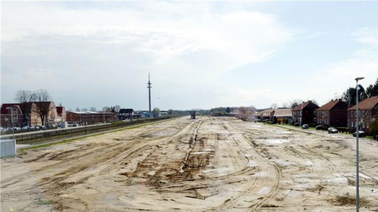 „Niemandsland“ und „offene Wunde“: das rund 200 Meter breite und 800 Meter lange frühere Bahnbetriebsgelände in Quakenbrück. Die Stadt will dem Areal nun mit einem städtebaulichen Rahmenplan eine erste Struktur geben. 