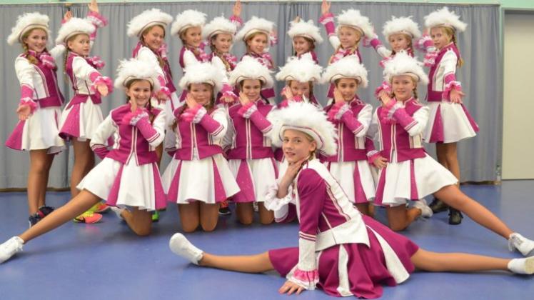 Die Weiß-Pinken Funken haben sich am Dienstag zum ersten Mal in ihren neuen Kostümen gezeigt. 