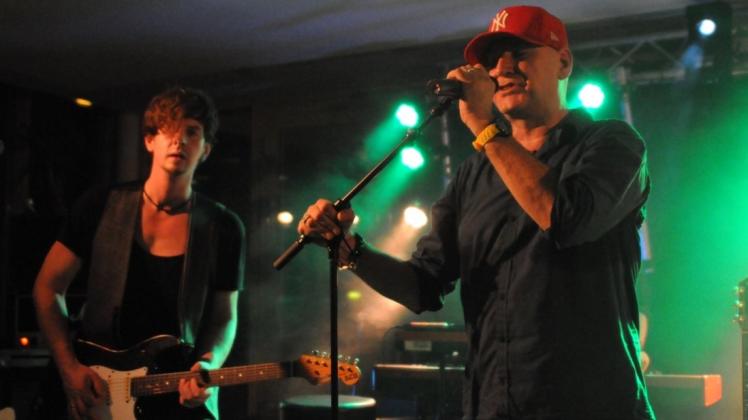 Sänger Kai Wingenfelder (rechts), sein Bruder Thorsten und ihre Bandkollegen wie Norman Keil (links) kommen im November 2016 wieder für ein Konzert ins Meppener Jugend- und Kulturgästehaus. Archivfoto: Tim Gallandi Sänger Kai Wingenfelder (rechts), sein Bruder Thorsten und ihre Bandkollegen wie Norman Keil (links) kommen im November 2016 wieder für ein Konzert ins Meppener Jugend- und Kulturgästehaus. Archivfoto: Tim Gallandi