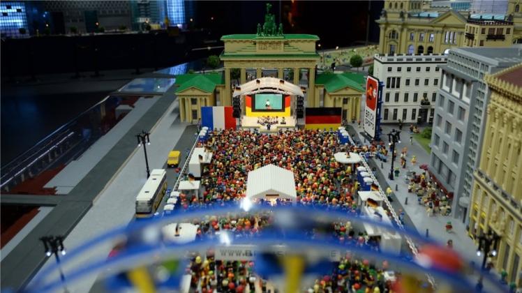 Die mit Lego-Steinen nachgebaute Fanmeile in Berlin. Die mit Lego-Steinen nachgebaute Fanmeile in Berlin.