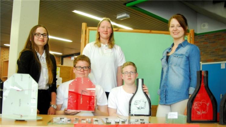 Stellten ihre Schülerfirma „Hero Glas“ vor (von links): Lisa Romeike, Robin Peters, Anika Meyerin, Pascal Schomäker und Kristina Klasen. 