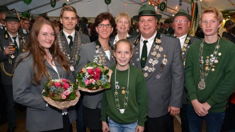 Das neue Königshaus des SV Bergedorf: (v.l.) Talea von Essen und Bennet Pelz (Jugendkönigspaar), Janina Fortmann (Königin), Irmtraut Düßmann (Alterskönigin), Jule Walkenhorst (Schüler) , Lars Lehmkuhl (König), Hans-Hermann Düßmann (Alterskönig) und Mirko Timmermann (Schüler). Das neue Königshaus des SV Bergedorf: (v.l.) Talea von Essen und Bennet Pelz (Jugendkönigspaar), Janina Fortmann (Königin), Irmtraut Düßmann (Alterskönigin), Jule Walkenhorst (Schüler) , Lars Lehmkuhl (König), Hans-Hermann Düßmann (Alterskönig) und Mirko Timmermann (Schüler).