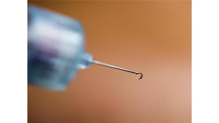 Ein Tropfen Insulin an der Nadelspitze eines Pen. Die Kosten für Diabetes sind vergleichbar mit den Folgekosten des Rauchens. 