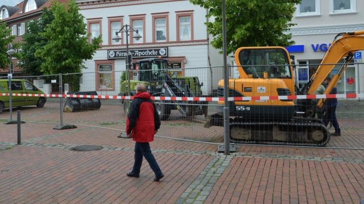 Bauzaun und Bagger stehen bereit: Der Münsterplatz in Bramsche wird saniert. Die Arbeiten werden voraussichtlich bis Mitte August 2016 andauern. Bauzaun und Bagger stehen bereit: Der Münsterplatz in Bramsche wird saniert. Die Arbeiten werden voraussichtlich bis Mitte August 2016 andauern.